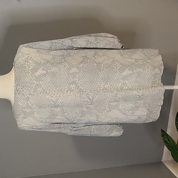 Cal Style Light Blue Snake Print Flounce Sleeve Lined Blouse - Size S - Picture 3 of 9